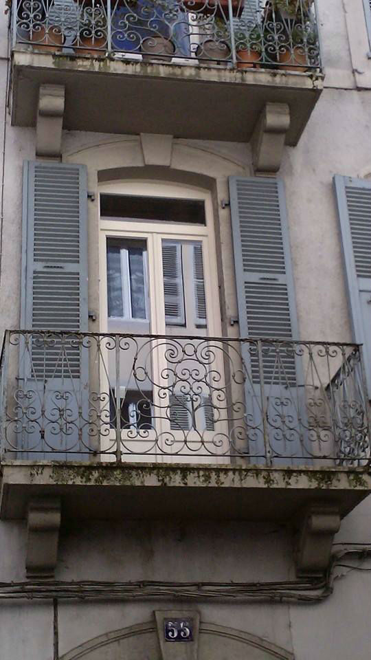 Porte fenêtre pvc beige avec imposte fixe et habillage cintre