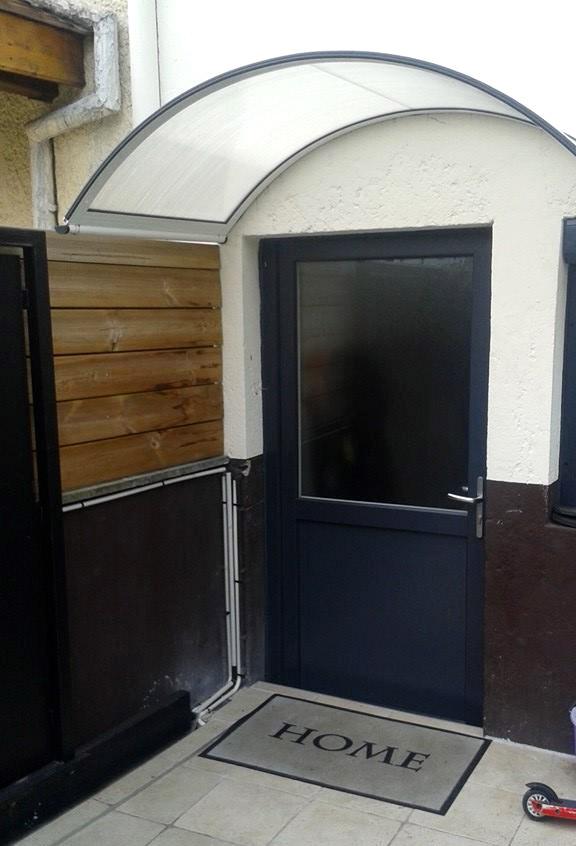 Une marquise d'entrée en polycarbonate