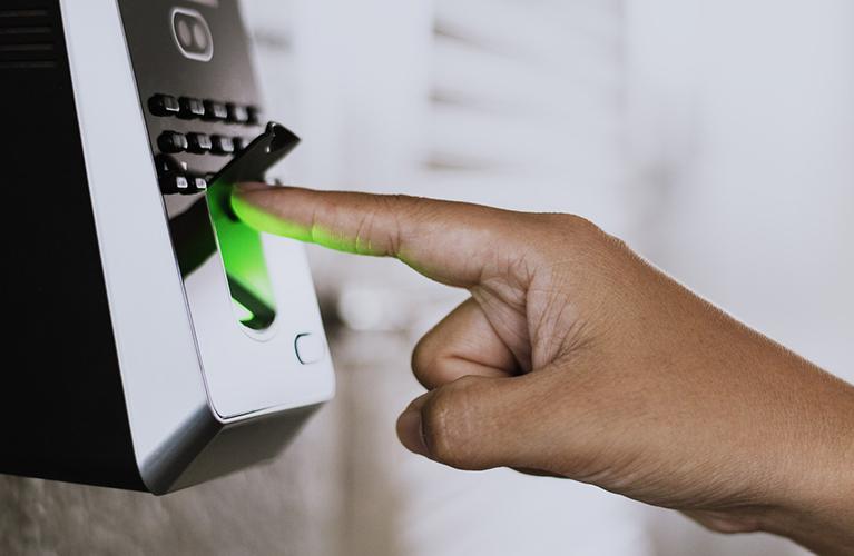 Installer une serrure biométrique